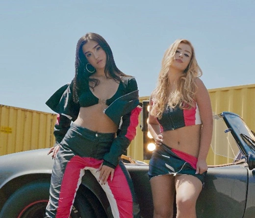 El dúo de hermanas conformado por Valentina y Máxima lanzan un nuevo single y videoclip en donde experimentan con un atrevido ritmo de reggeaton mostrando que son capaces de ir a distintos lugares son su esencia y su versatilidad sonora